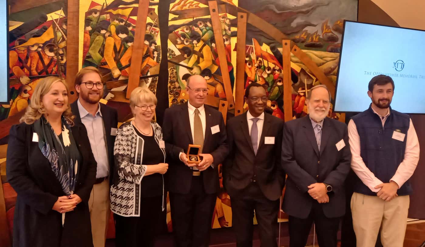 Mike Wingfield receives the prestigious Harry Oppenheimer Fellowship Award for 2021