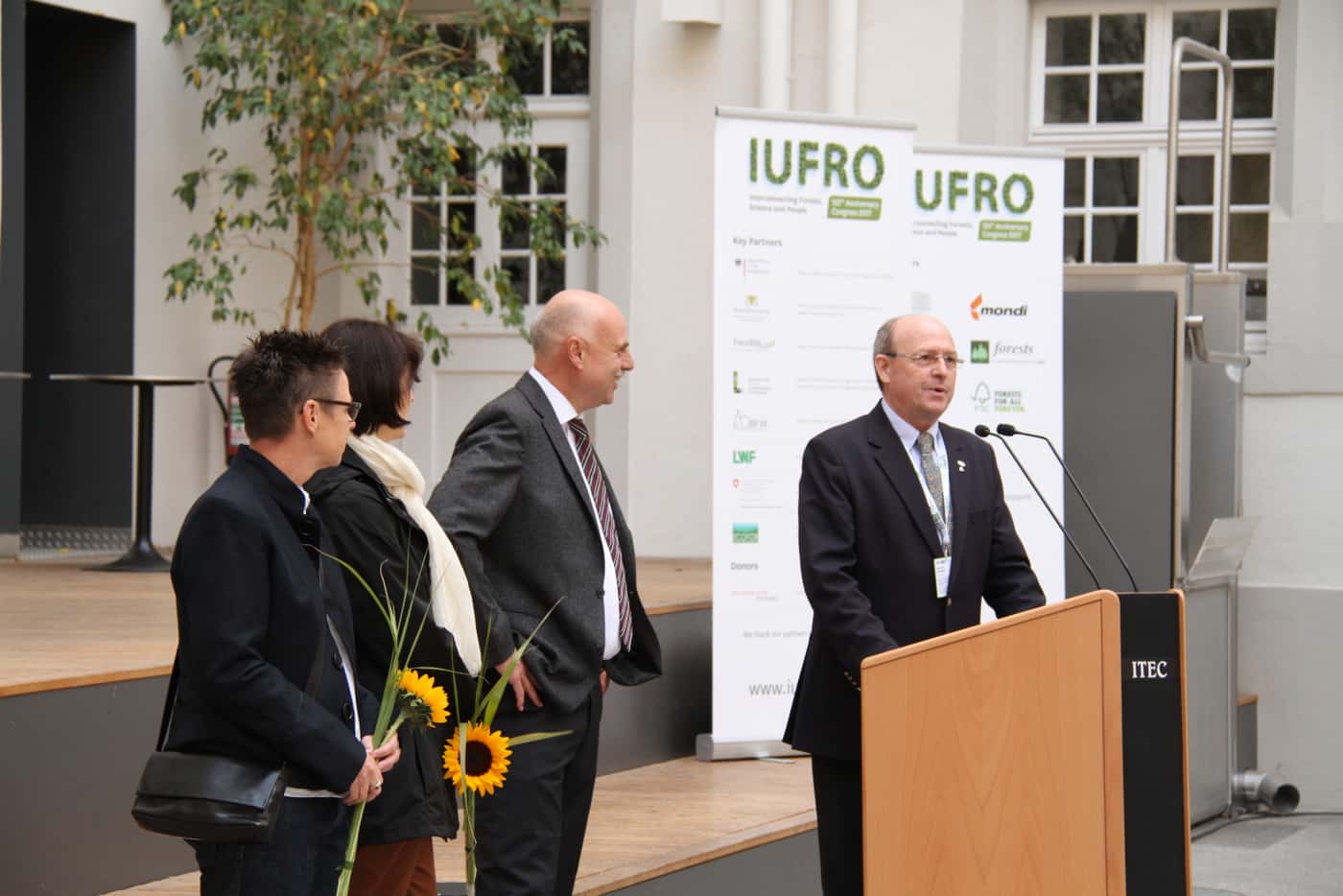 IUFRO President officiates at tree planting ceremony