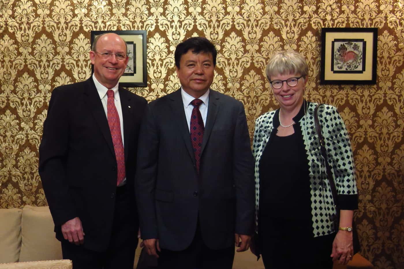 Professor Mike Wingfield receives the Chinese Government Friendship Award