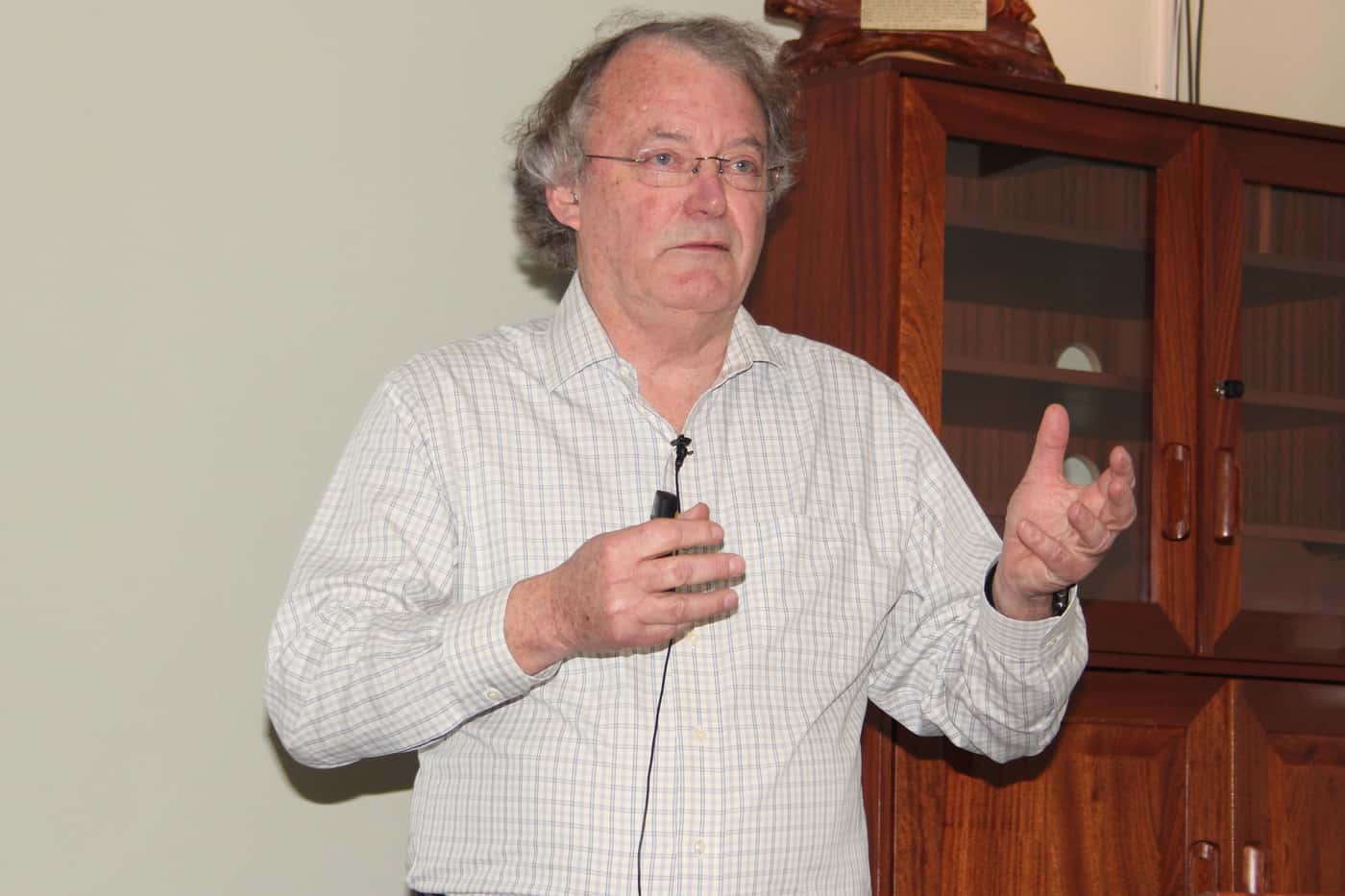 Prof Robin Crewe draws FABIans into the intricacies of bee colonies