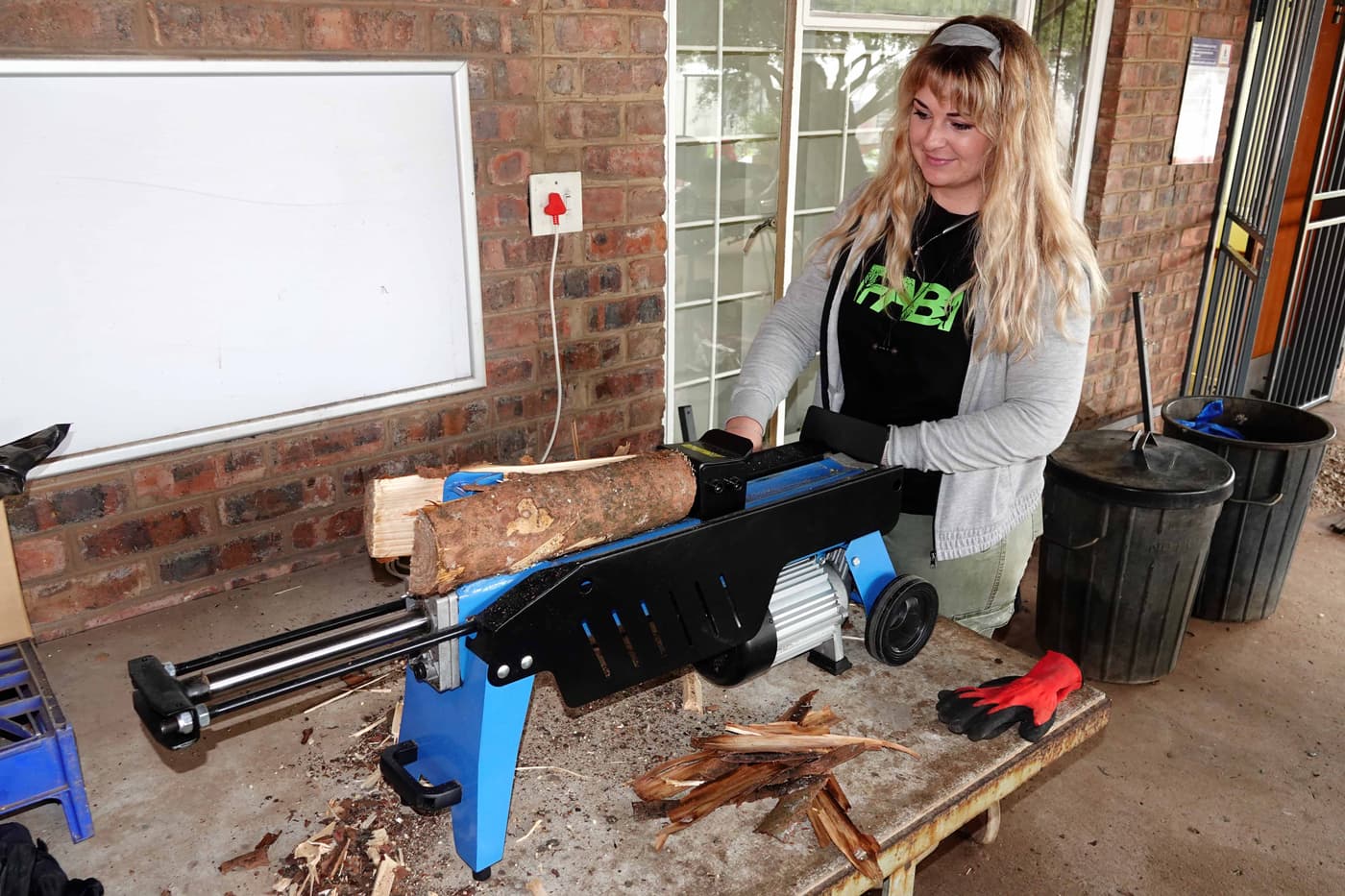 Stompie Gonzales makes light work of log splitting
