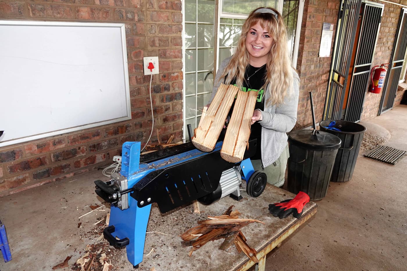 Stompie Gonzales makes light work of log splitting