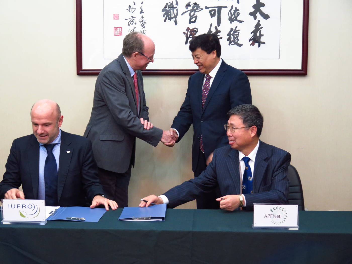 Mike Wingfield presides over signing of IUFRO MoU in Beijing